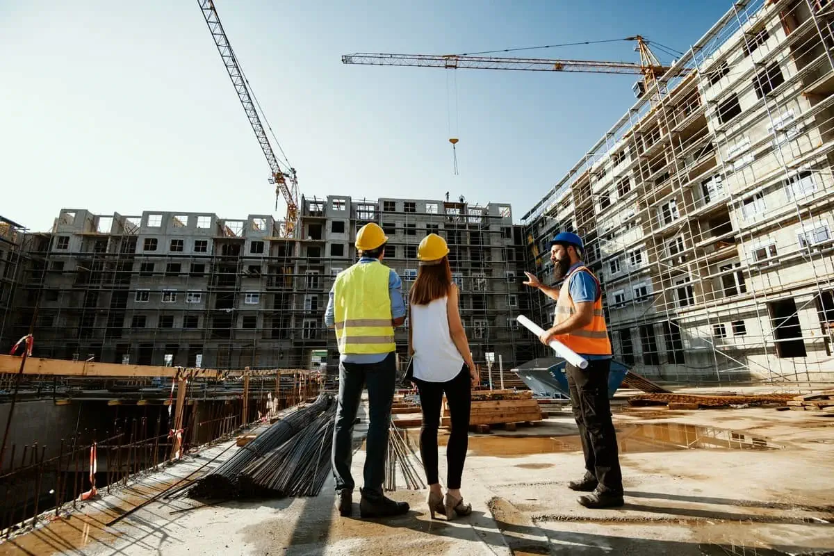 Jakie są zalety współpracy z firmą oferującą kompleksowe usługi budowlane?